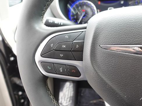 Used 2022 Chrysler Pacifica Touring-L image 14