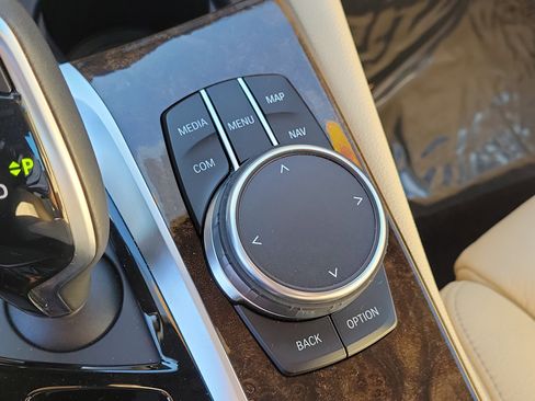 Used 2018 BMW 530i xDrive w/ Premium Package image 28