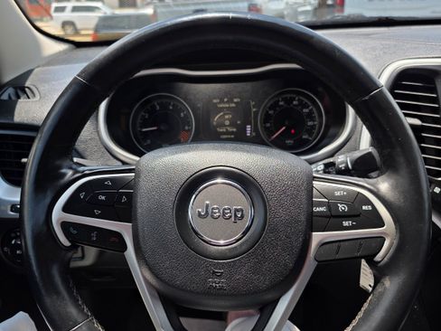 Used 2014 Jeep Cherokee Latitude w/ Cold Weather Group AWD/4WD image 9