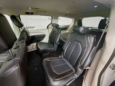 Used 2024 Chrysler Pacifica Touring-L image 22