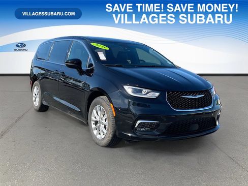 Used 2025 Chrysler Pacifica Select AWD/4WD image 1