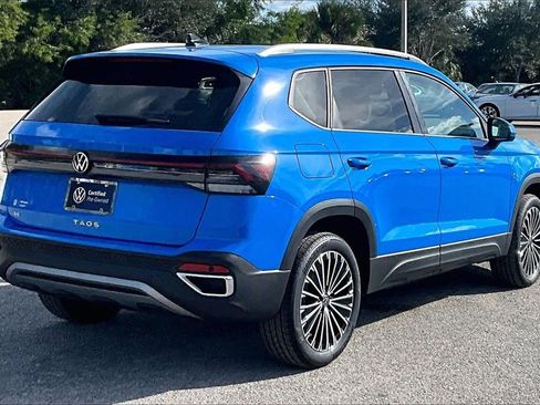 Certified 2025 Volkswagen Taos SE image 5