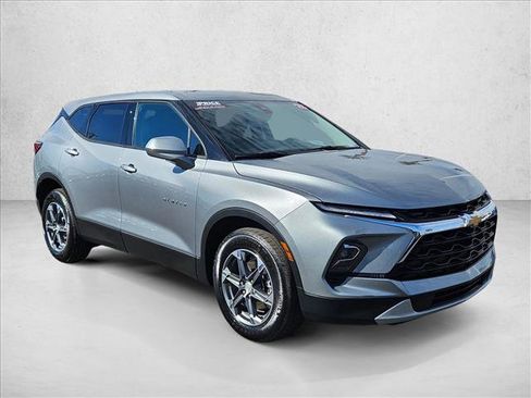 Used 2025 Chevrolet Blazer LT image 3