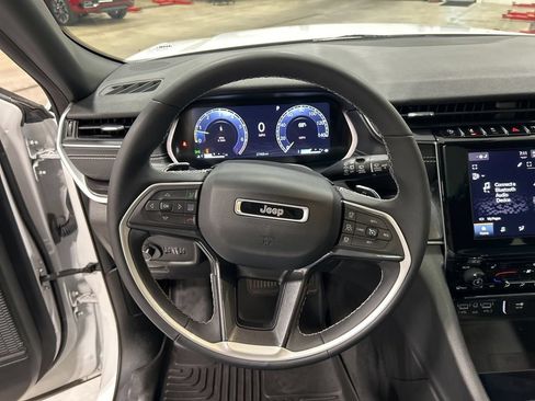 Used 2023 Jeep Grand Cherokee Altitude AWD/4WD image 16