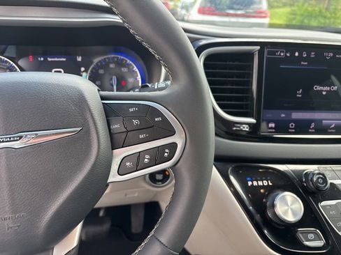 Used 2023 Chrysler Pacifica Touring-L FWD image 17