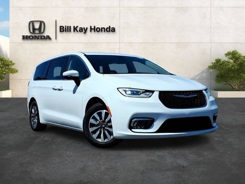 Used 2023 Chrysler Pacifica Touring-L FWD image 5