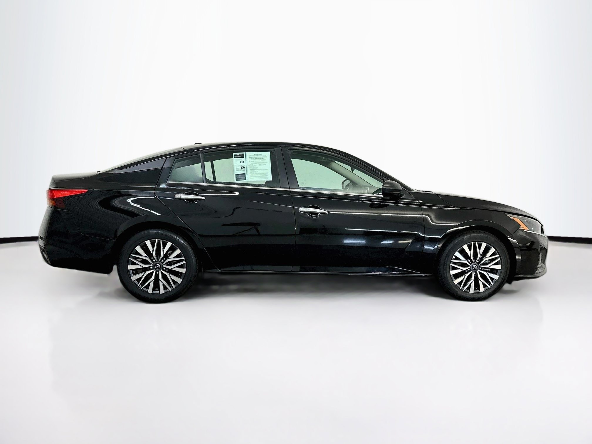Used 2025 Nissan Altima 2.5 SV FWD image 10