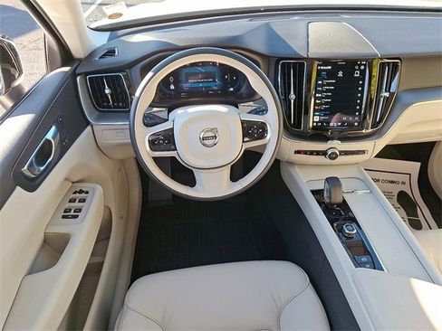 Used 2025 Volvo XC60 B5 Core image 11