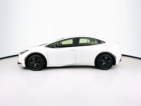 Used 2024 Toyota Prius LE FWD image 4