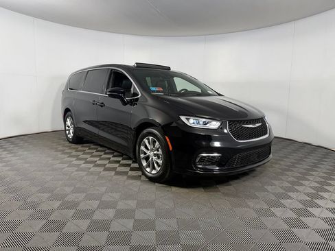 Used 2026 Chrysler Pacifica Limited FWD image 5
