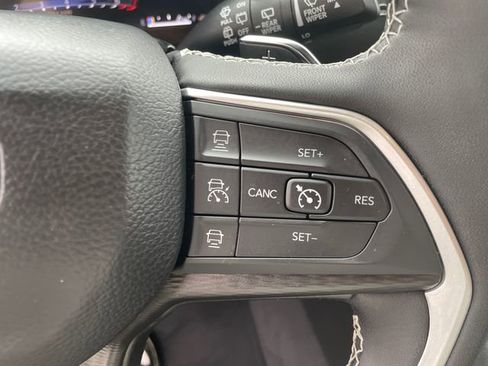 Used 2025 Jeep Grand Cherokee Altitude AWD/4WD image 32