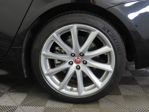 Used 2019 Jaguar XJ R-Sport image 32