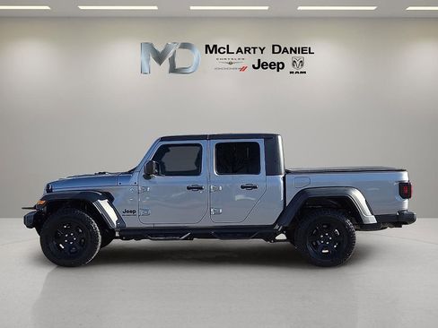 Used 2020 Jeep Gladiator Sport w/ Quick Order Package 24S image 3