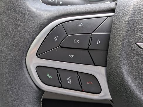 Certified 2022 Chrysler Pacifica Touring-L w/ Uconnect Theater Family Group FWD image 24
