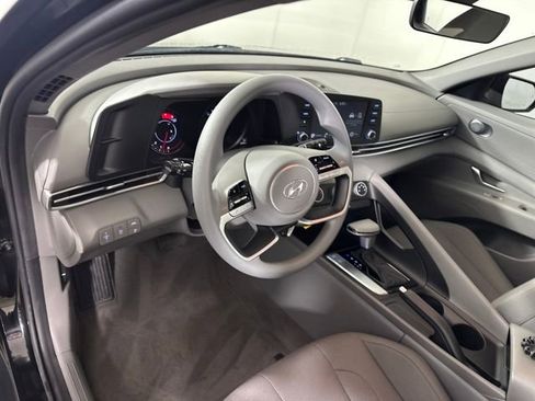 Used 2021 Hyundai Elantra SE image 13