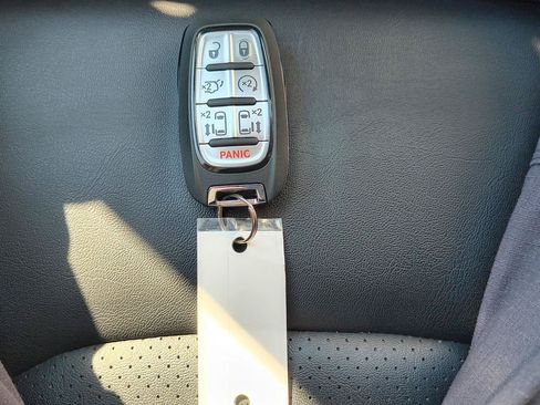 Used 2024 Chrysler Pacifica Touring-L FWD image 32