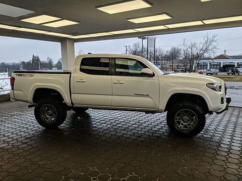 Used 2019 Toyota Tacoma TRD Sport image 4