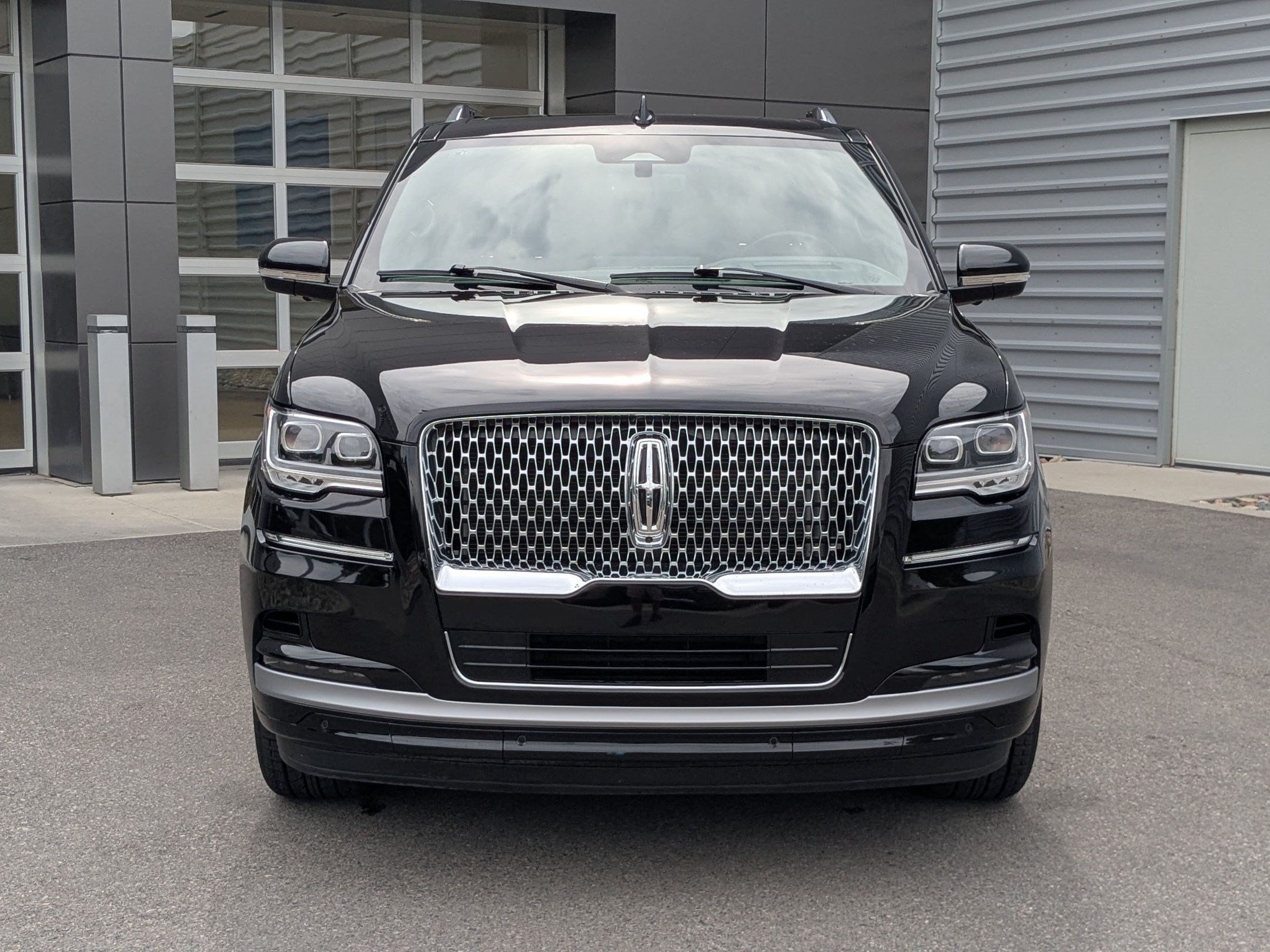 Used 2024 Lincoln Navigator Reserve AWD/4WD image 2