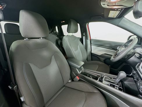 Certified 2025 Jeep Compass Sport image 33