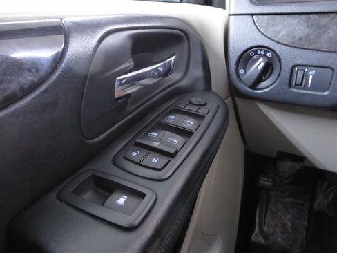 Used 2016 Dodge Grand Caravan SXT image 16