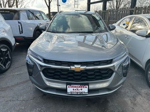 Used 2025 Chevrolet Trax LT FWD image 2
