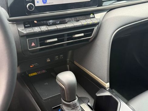Used 2025 Toyota Camry SE w/ Convenience Package FWD image 20