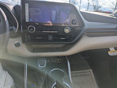 Used 2024 Toyota Highlander Limited image 21