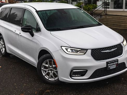 Used 2024 Chrysler Pacifica Touring-L image 2