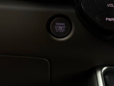 Used 2026 Kia Carnival FWD image 32