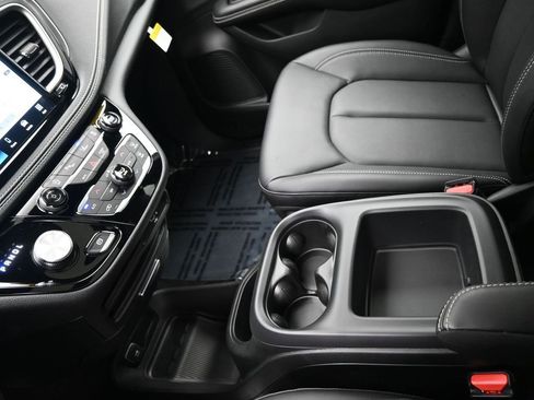 New 2026 Chrysler Pacifica Select w/ S Appearance Package FWD image 16