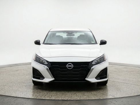 Used 2025 Nissan Altima 2.5 SV image 2