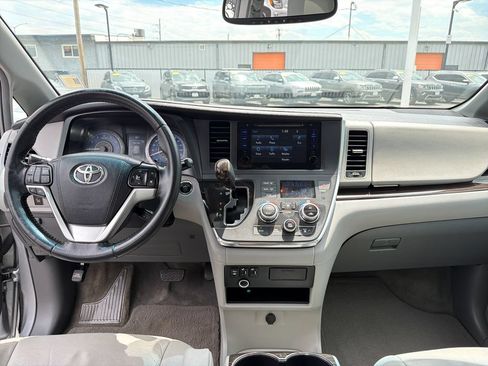 Used 2015 Toyota Sienna XLE FWD image 12