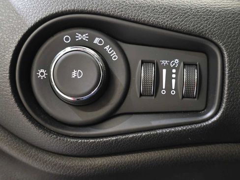 Used 2018 Jeep Renegade Latitude w/ Cold Weather Group AWD/4WD image 17
