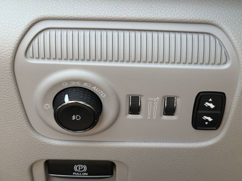 Used 2023 Jeep Wagoneer 4WD w/ Premium Group I image 25