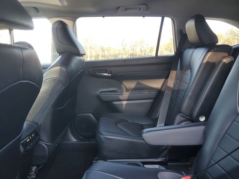 Certified 2023 Toyota Highlander XLE image 14