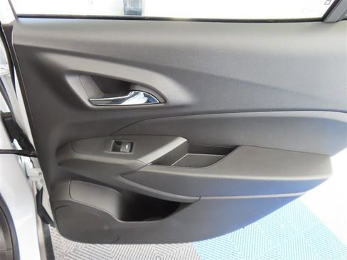 Used 2025 Chevrolet Trax LT w/ LT Convenience Package FWD image 31
