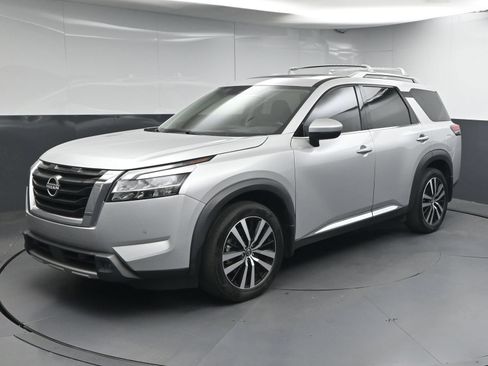 Certified 2023 Nissan Pathfinder Platinum w/ Cargo Package AWD/4WD image 3