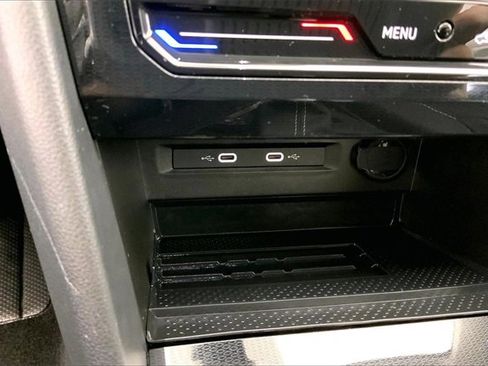 Used 2025 Volkswagen Taos SEL image 33