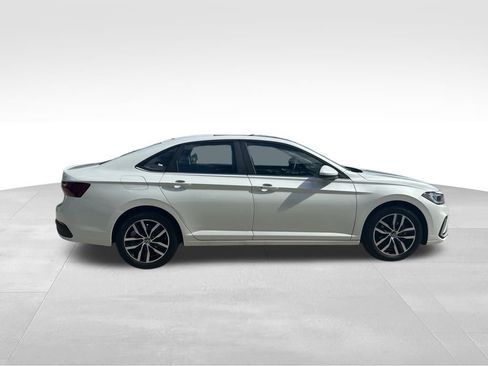 Used 2025 Volkswagen Jetta SE w/ Sunroof Package image 6