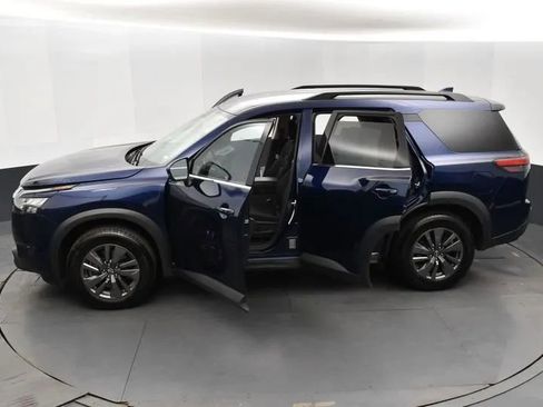 Used 2024 Nissan Pathfinder SV image 7