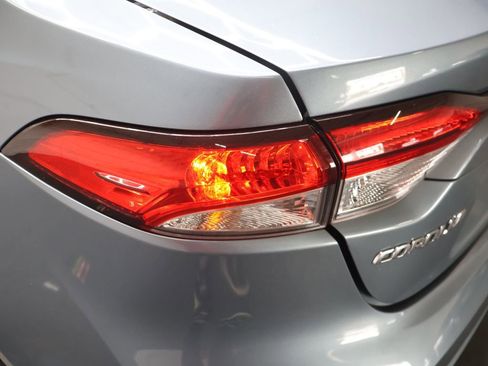 Used 2020 Toyota Corolla LE FWD image 28
