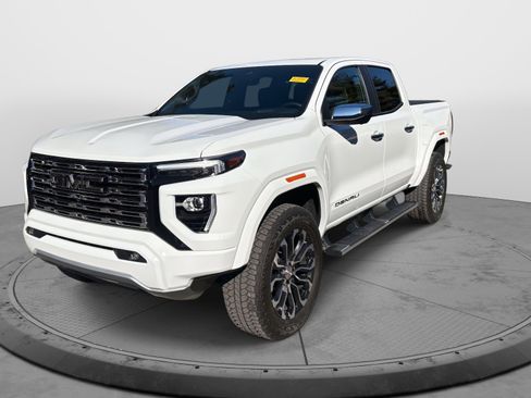 Used 2024 GMC Canyon Denali image 3