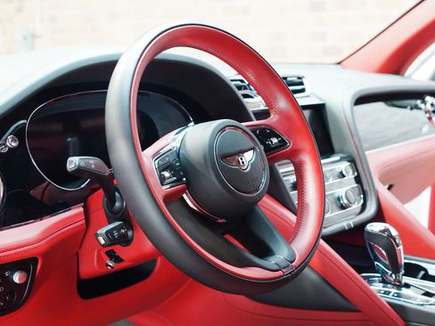 Used 2022 Bentley Bentayga AWD/4WD image 43