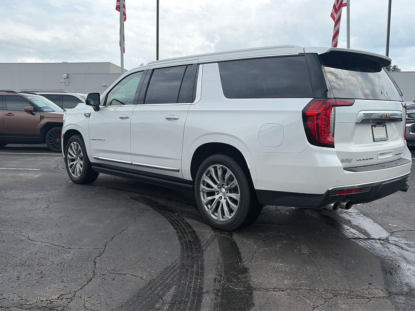 Used 2021 GMC Yukon XL Denali w/ Denali Premium Package AWD/4WD image 3