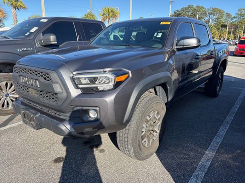 Used 2020 Toyota Tacoma TRD Off-Road image 2
