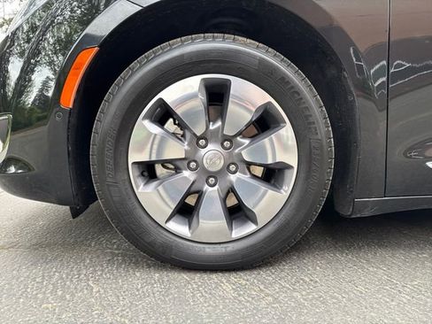 Used 2018 Chrysler Pacifica Limited w/ Advanced Safetytec Group FWD image 28