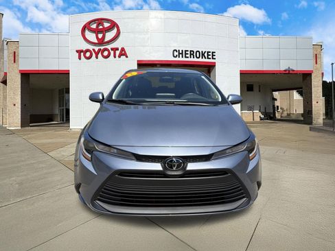 Used 2025 Toyota Corolla LE FWD image 2