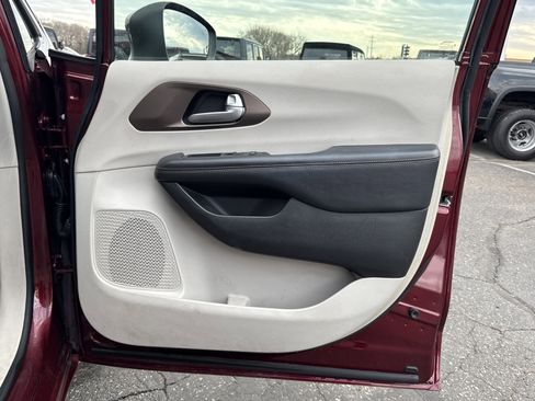 Used 2017 Chrysler Pacifica Touring image 21