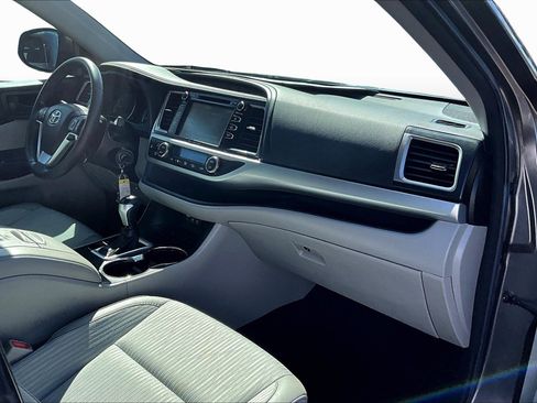 Used 2018 Toyota Highlander LE image 15