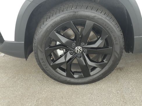 Used 2022 Volkswagen Taos SE image 4